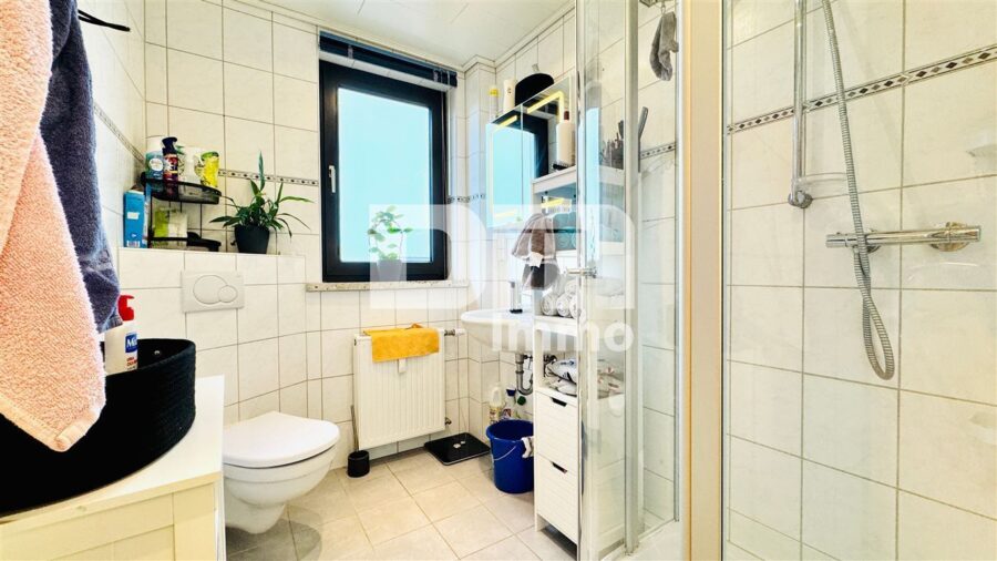 Umfangreich teilsaniertes Dreifamilienhaus mit Garage + PV Anlage und großem Garten - WE2 OG Badezimmer / Dusche